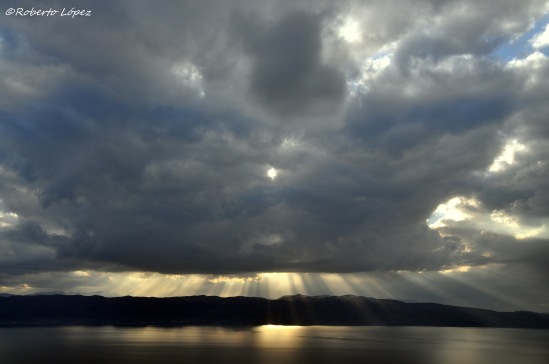 Halo de luz solar sobre el Lago Ohrid desde Galičica