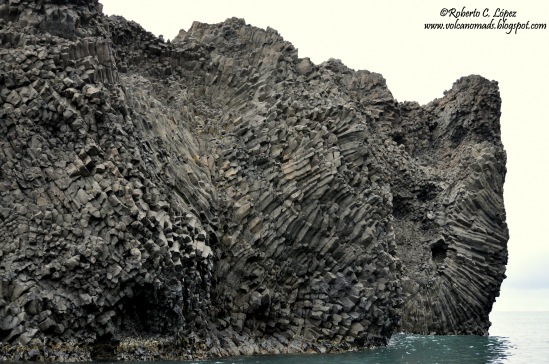 Basalto en la costa de Kuannit