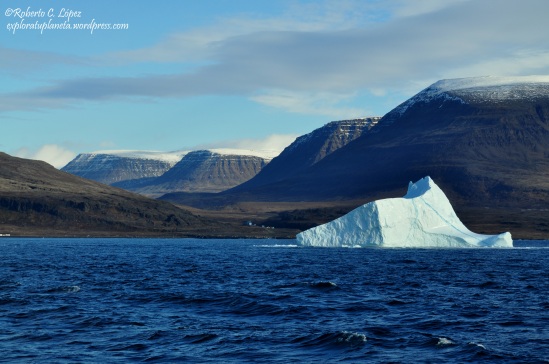 Iceberg vagando frente a la costa de la isla de Disko