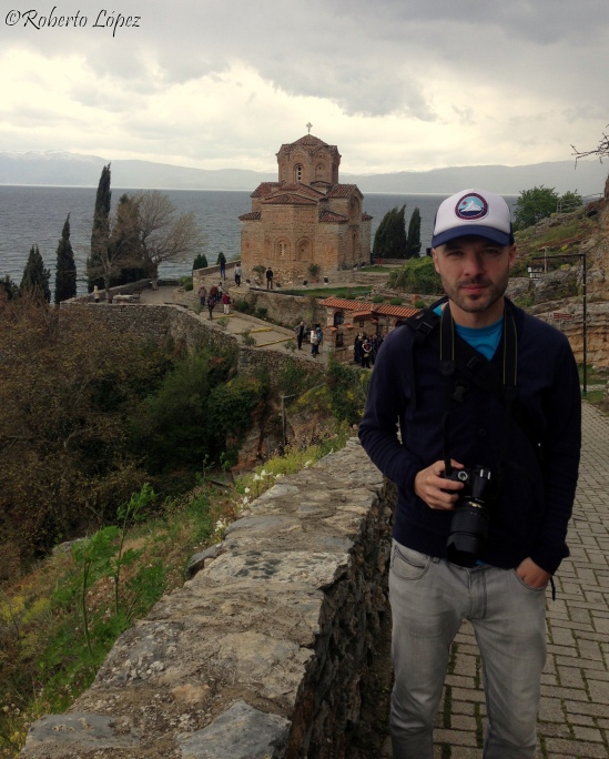 El autor en las inmediaciones de la iglesia de St Jovan Kaneo, en Ohrid