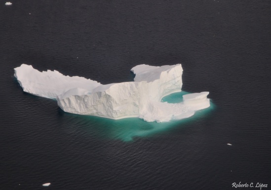 Foto aérea de un iceberg de enormes dimensiones
