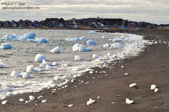 La playa de Qeqertarsuaq poblada de icebergs ¿hace un bañito?