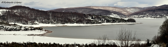 Panorámica del Lago Mavrovo nevado