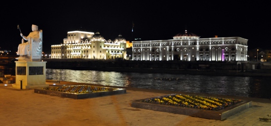 El Museo de Historia y el Teatro Nacional (de izquierda a derecha) a orillas del río Vardar en Skopje