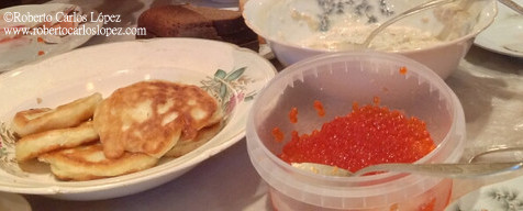 Caviar de salmón con pancakes, delicioso...