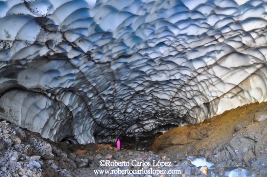 El enorme tamaño de la cueva de hielo en las inmediaciones del volcán Mutnovsky