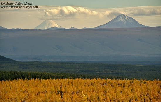 De izquierda a derecha: volcanes Kronotksy y Kizimen