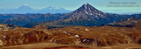 Vista de la cadena volcánica desde el Gorely